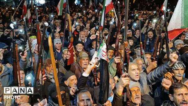حضور با شکوه قشرهای مختلف مردم دلفان در پانزدهمین اجتماع شبانه در میدان امام خمینی(ره)