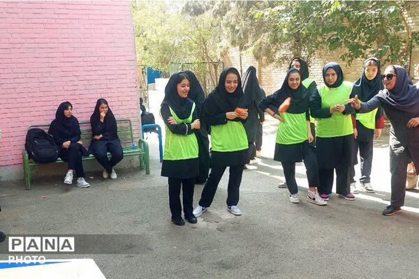 حضور کاروان مهر کانون فرهنگی تربیتی شهید رجایی در مدارس ناحیه دو شهرری 