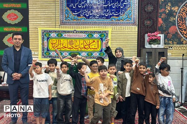 حضور دانش‌آموزان دبستان شهید قلنبر ناحیه دو شهرری در کلاس‌های رفع اشکال حسینیه اردستانی‌ها