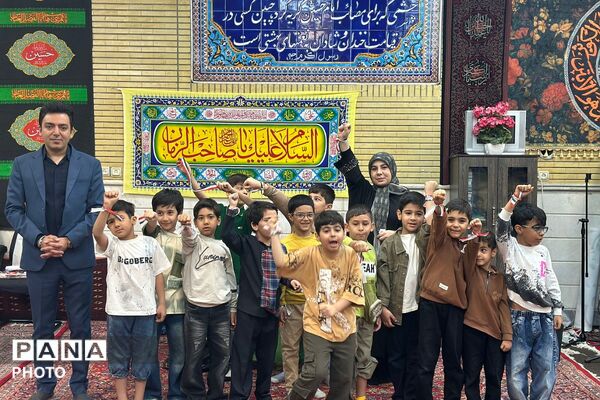 حضور دانش‌آموزان دبستان شهید قلنبر ناحیه دو شهرری در کلاس‌های رفع اشکال حسینیه اردستانی‌ها