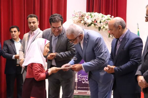 آیین سپاس معلم و تجلیل از معلمان نمونه ناحیه ۳ کرمانشاه