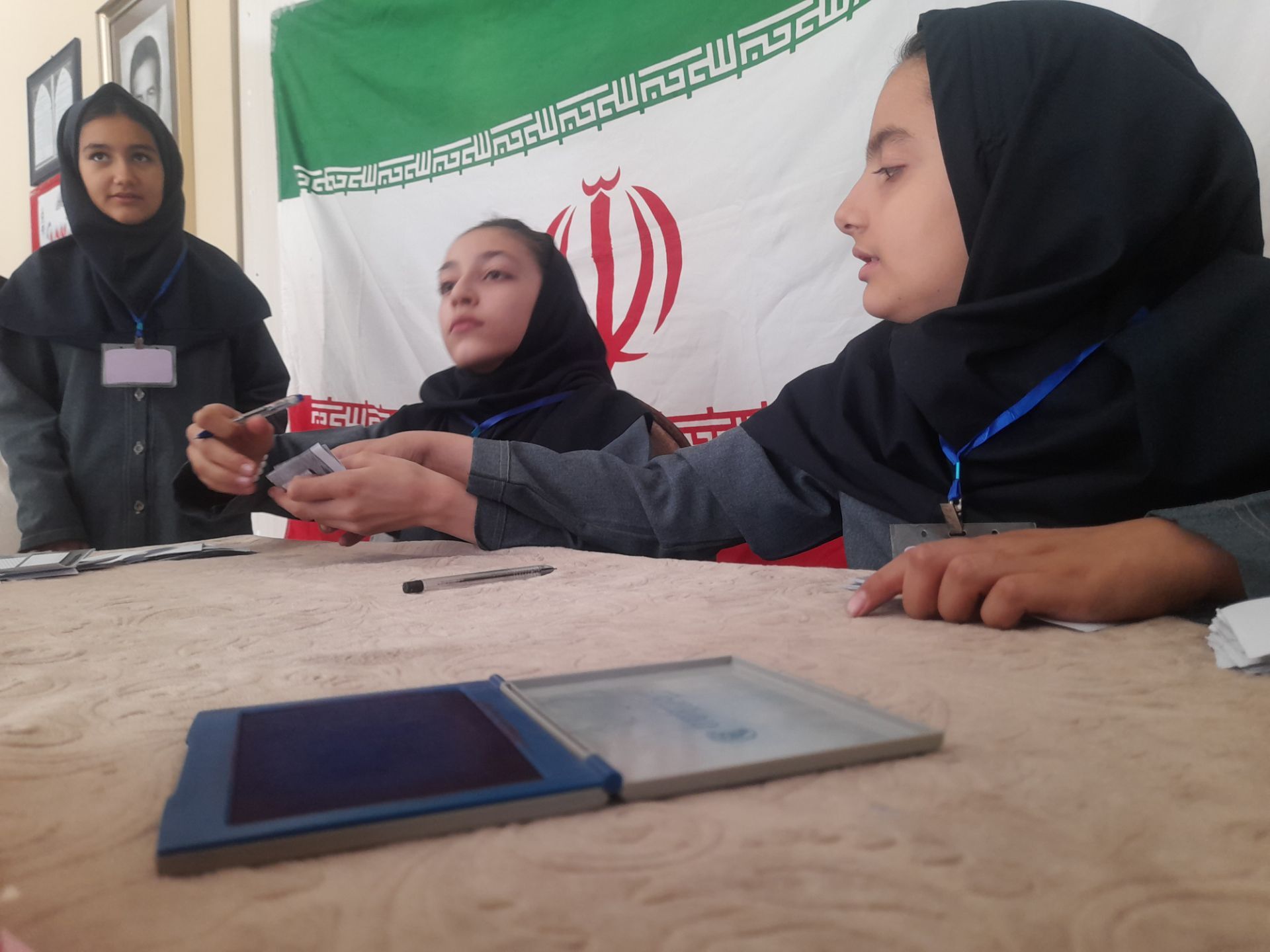 حضور دانش آموزان در انتخابات شورا دانش آموزی دبستان فرهنگ فرازمند