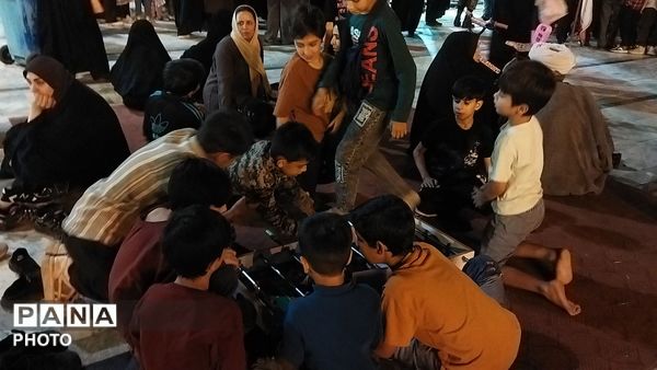 غرفه دهه نودی ها در هشتاد و پنجمین شب از اجتماعات مردمی حسینیه امام خمینی نیشابور 
