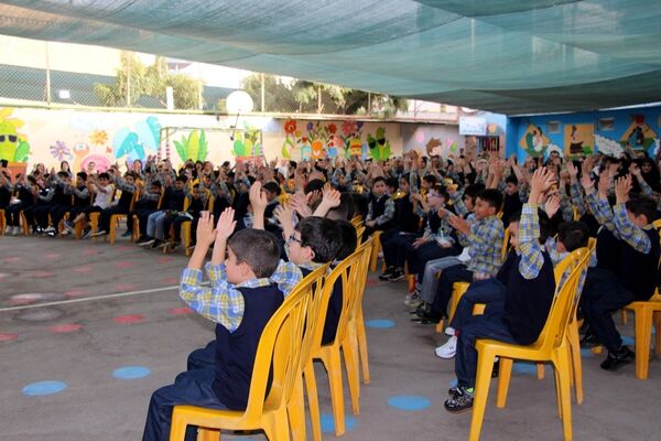 جشن شکوفه‌ها در دبستان منوچهر رزاقی ناحیه۳ مشهد