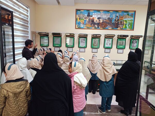 غبارروبی مزار شهدا توسط دانش‌آموزان دبستان سمیه