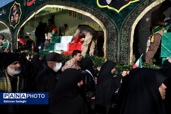 تشییع پیکرهای ۱۰۰ شهید گمنام از مقابل دانشگاه تهران