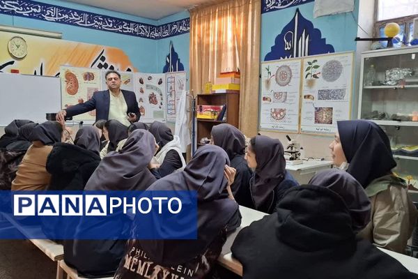 دانش‌آموزان دبیرستان ساره در پژوهشسرای فرهنگ مهارت‌های علمی را تجربه کردند