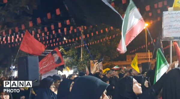 قدم‌های عاشقی مردم زیر آسمان شب و در مسیر ارادت به سیدالشهدا(ع)