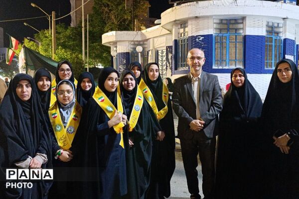 دبیرستان دخترانه ولایت در غرفه شهدای دانش‌آموز ورامین 