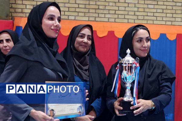 تقدیر از تیم های برتر مسابقات والیبال استانی شهرستانهای تهران در ری یک