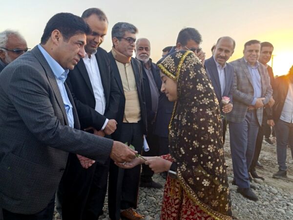 کلنگ ساخت دبستان 14 کلاسه خیرساز در روستا دهو شهرستان میناب به زمین زده شد
