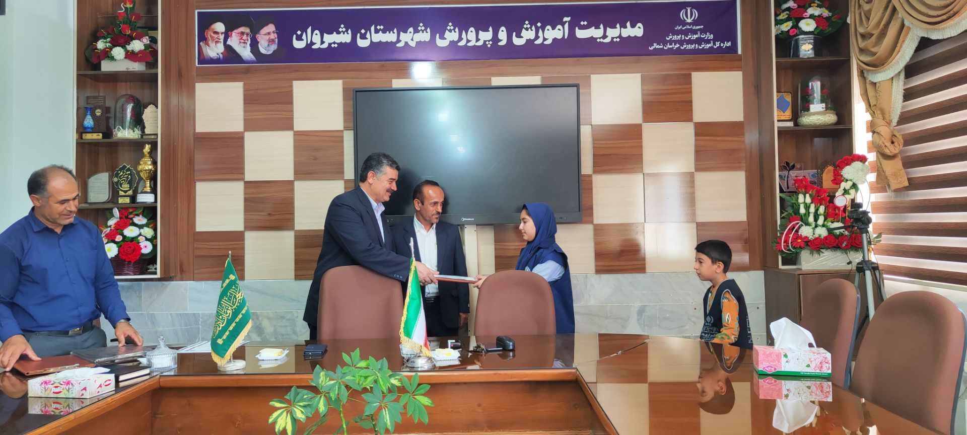 تجلیل مدیر آموزش و پرورش شهرستان شیروان از خبرنگاران پانا
