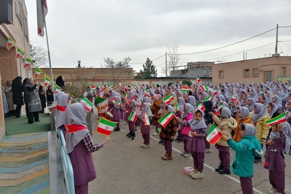 زنگ انقلاب و فضاسازی مدرسه زنده یاد نوحی به مناسبت دهه فجر 