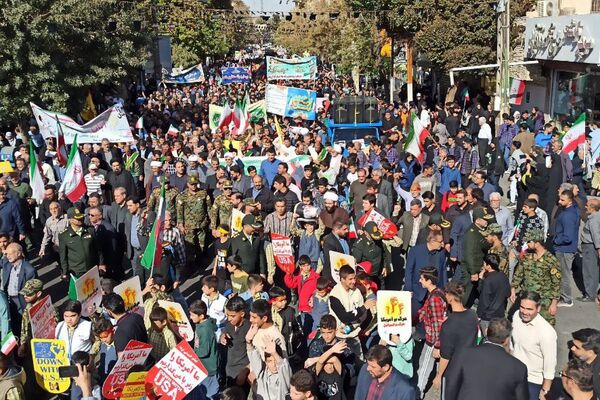 خروش هزاران دانش آموز ورامینی در ۱۳ آبان