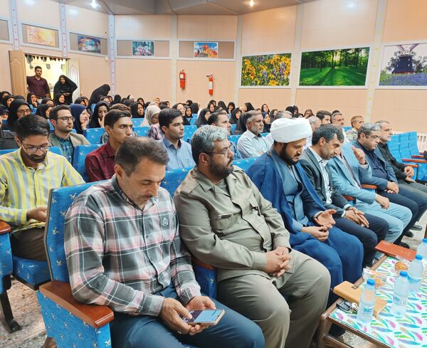 کارگاه آموزشی نحوه ارتباط موثر و درک نیازهای دانش‌آموزان در بهاباد 