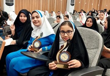 آیین تجلیل از دانش آموزان برگزیده جشنواره‌های فرهنگی هنری منطقه ۱۵