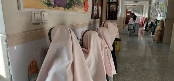 برگزاری مسابقه نقاشی دیواری به مناسبت دهه بصیرت در دبستان تربیت آموزش و پرورش ناحیه 1
