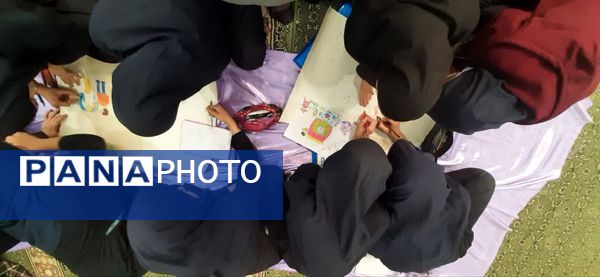 نقاشی همگانی در آخرین روز های سال 1403 در دبیرستان دخترانه معلم