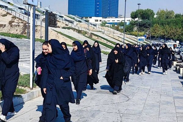 حضور دانش‌آموزان دبیرستان قلم چی ناحیه دو شهرری در اردوی باغ کتاب 