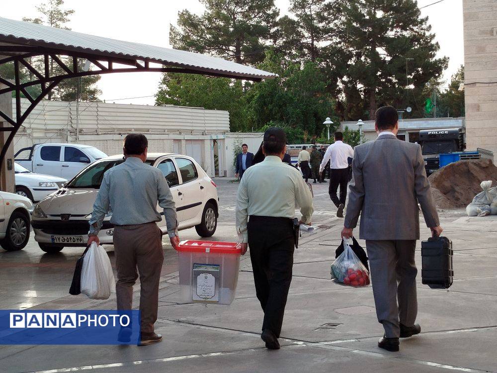 توزیع صندوق‌های اخذ رای دور دوم چهاردهمین دوره انتخابات ریاست جمهوری شهرستان کاشمر 