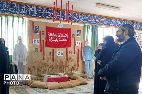 بازدید رئیس اتحادیه انجمن‌های اسلامی دانش‌آموزی استان تهران از نمایشگاه‌های «مدرسه انقلاب» در فیروزکوه