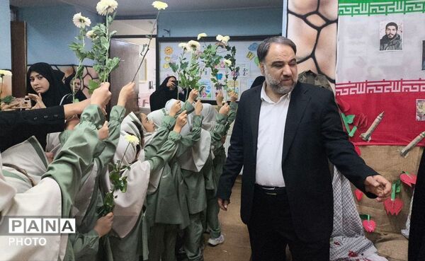 گرامی‌داشت شهیده ستیا تقی‌زاده دانش‌آموز جنگ رمضان مدرسه حاج جعفر بیگلری ناحیه 4 کرج 