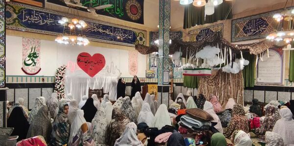 نوجوانان دختر در اعتکاف؛ لحظاتی سرشار از نماز و معنویت