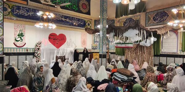 نوجوانان دختر در اعتکاف؛ لحظاتی سرشار از نماز و معنویت