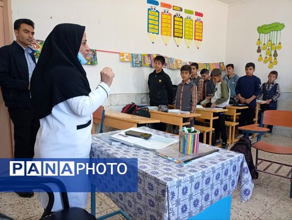 اجرای طرح وارنیش فلوراید در دبستان شهید پسندیده فدافن 