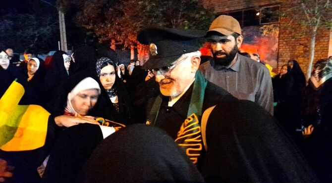 حضور کاروان زیر سایه خورشید همراه با پرچم متبرک آستان قدس رضوی در شهر صفی‌آباد
