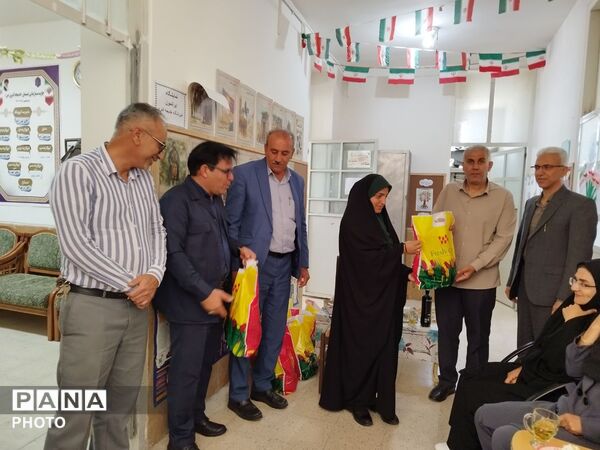 تجلیل از کادر مدرسه خدیجه کبری(س) در هفته معلم