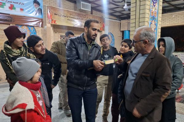 غبارروبی مزار شهدای گمنام توسط نوجوانان جهادگر شیرازی