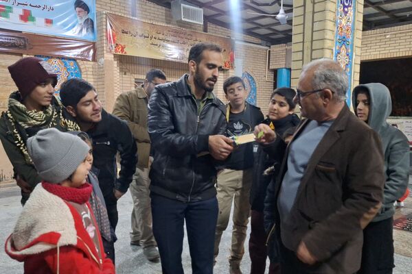 غبارروبی مزار شهدای گمنام توسط نوجوانان جهادگر شیرازی