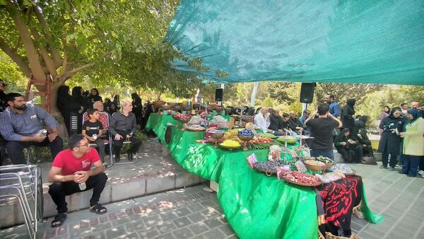 برپایی سفره‌ی احسان در محوطه بیمارستان فوق تخصصی آیت‌الله یثربی کاشان