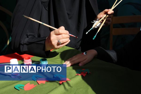 نمایشگاه هفته دفاع مقدس لاله‌های روشن در تبریز 