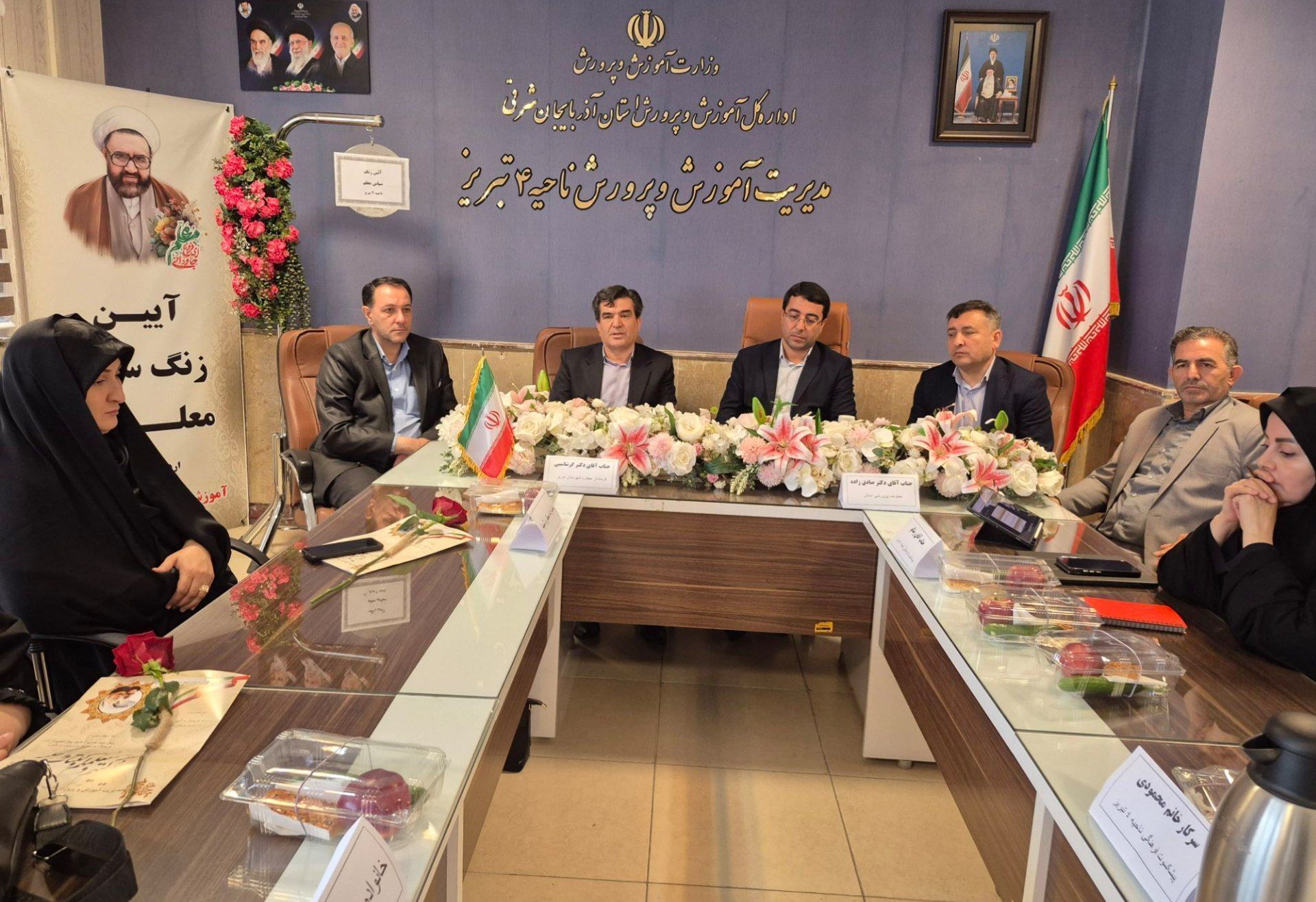 معلم، معمار آینده جامعه است