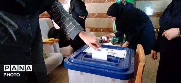ایران فردا را دانش‌آموزان می‌سازند