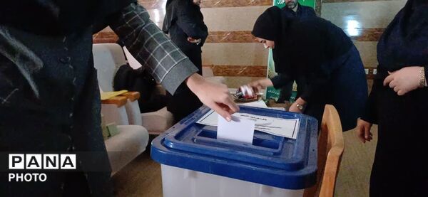 ایران فردا را دانش‌آموزان می‌سازند