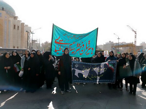 حضور پر شور دانش آموزان  در راهپیمایی ۱۳ آبان 