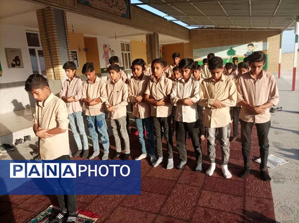 برگزاری نماز جماعت ظهر و عصر در مدرسه شهید حججی سیریک 