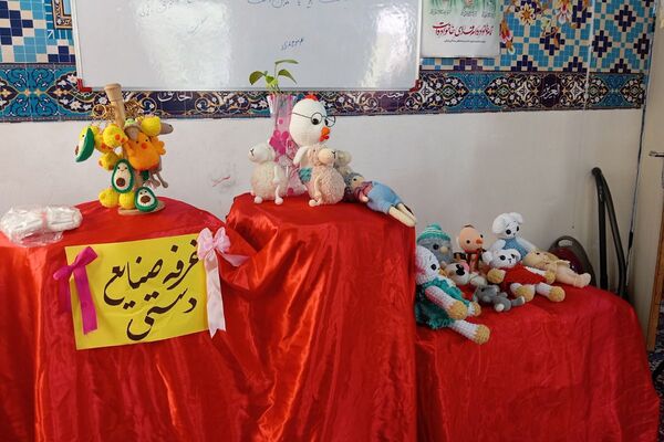 حضور دانش آموزان دبیرستان دخترانه دانش نیا در نمایشگاه صنایع دستی حوزه علمیه 