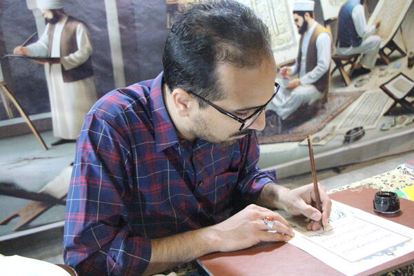 نمایشگاه شادمانه نور در یزد