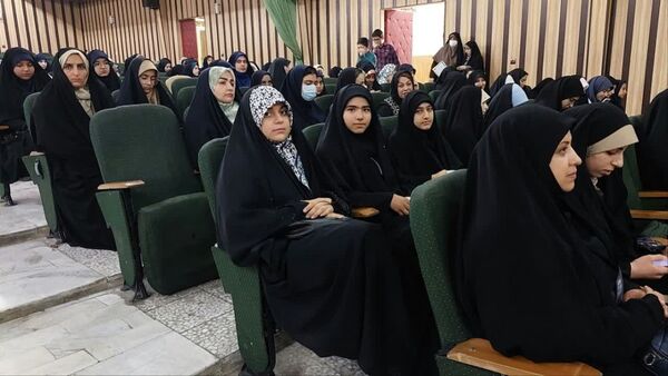 تقدیر از دانش‌آموزان و فرهنگیان البرز در مسابقات قرآن،عترت و نماز در کانون امام علی (ع) 