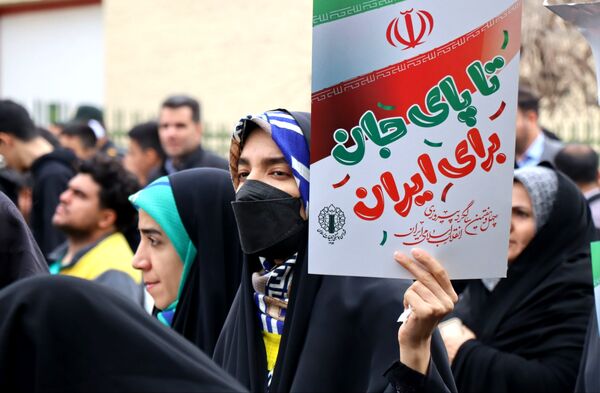 حضور پرشور مردم پاکدشت در راهپیمایی ۲۲ بهمن 