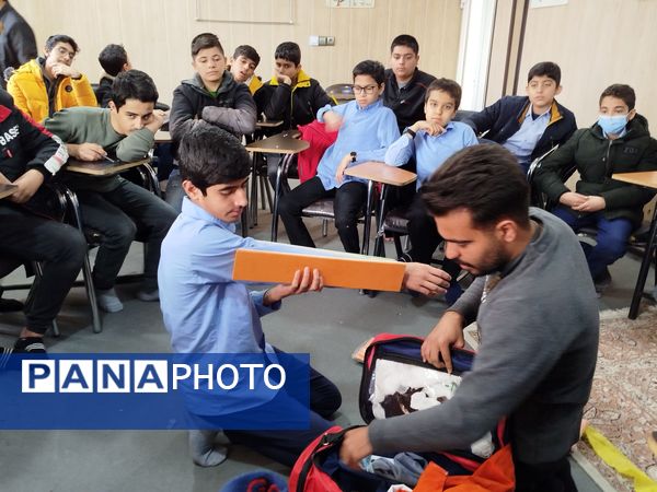 حضور دانش‌آموزان دبیرستان نمونه دانش در پایگاه هلال احمر کاشمر