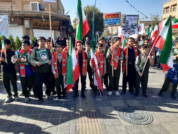 حضور دانش‌آموزان دبستان پسرانه احمد کاظمی ۱ در راهپیمایی ۱۳ آبان