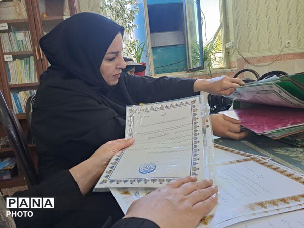 تحویل کارنامه دانش‌آموزان در مدرسه سید میرزایی