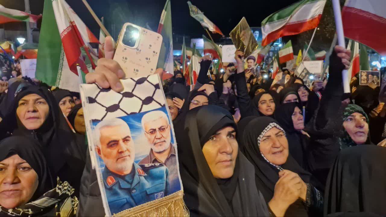 تجمع مردم دلفان امشب رنگ و بوی دیگری داشت