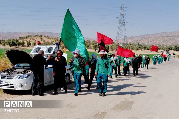 کاروان پیاده لردگان در مسیر کربلای حسینی از روستای سرسبز پل‌بریده عبور کرد