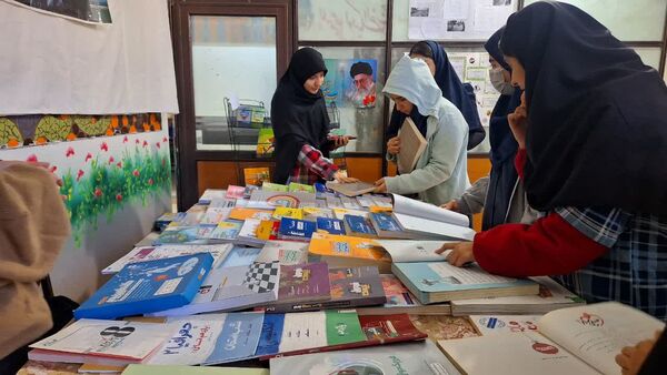 برپایی نمایشگاه کتب کمک‌درسی در دبیرستان دخترانه فاطمیه ناحیه یک کرج